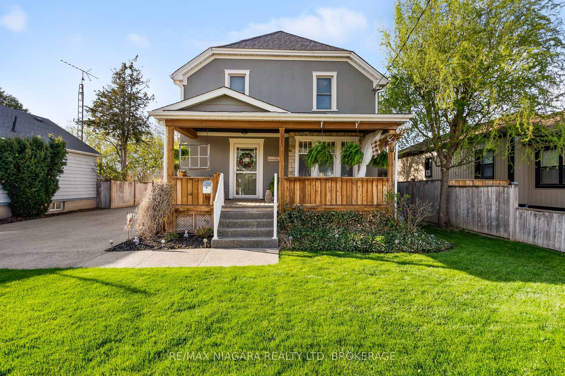 Photo 2 of 39 Turner Crescent, St. Catharines, Oakdale — HOMEH