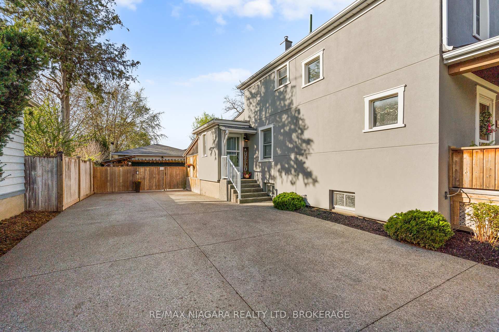 Photo 4 of 39 Turner Crescent, St. Catharines, Oakdale — HOMEH