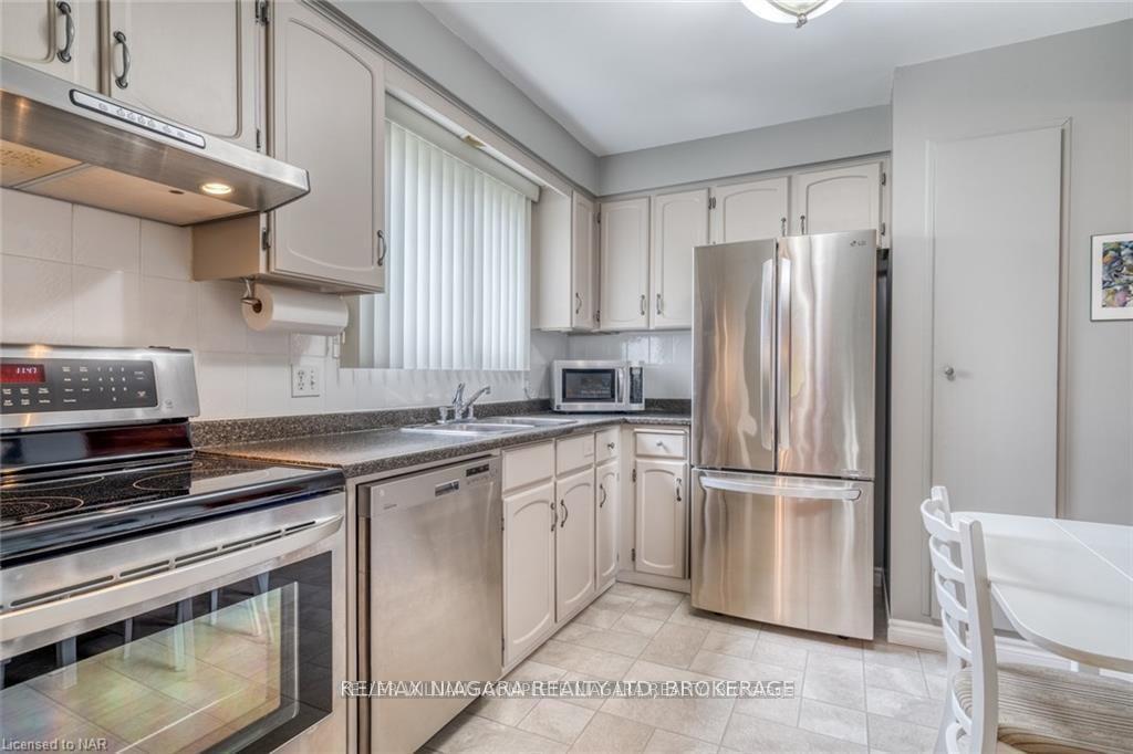 Photo 5 of 253 St Augustine Drive, St. Catharines, Secord Woods — HOMEH