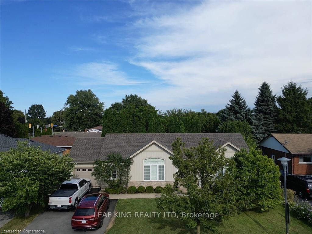Photo 2 of 3 Chancery Circle, St. Catharines, Vine/Linwell — HOMEH