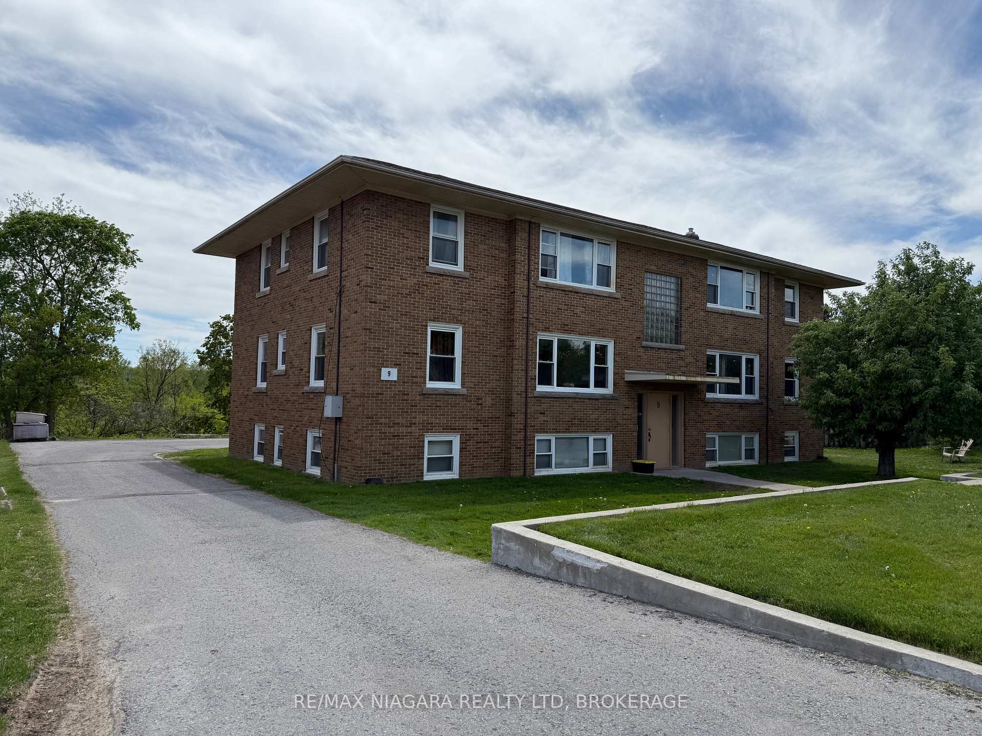 Photo 2 of Unit 4, 9 Riverview Boulevard, St. Catharines, Glendale/Glenridge — HOMEH