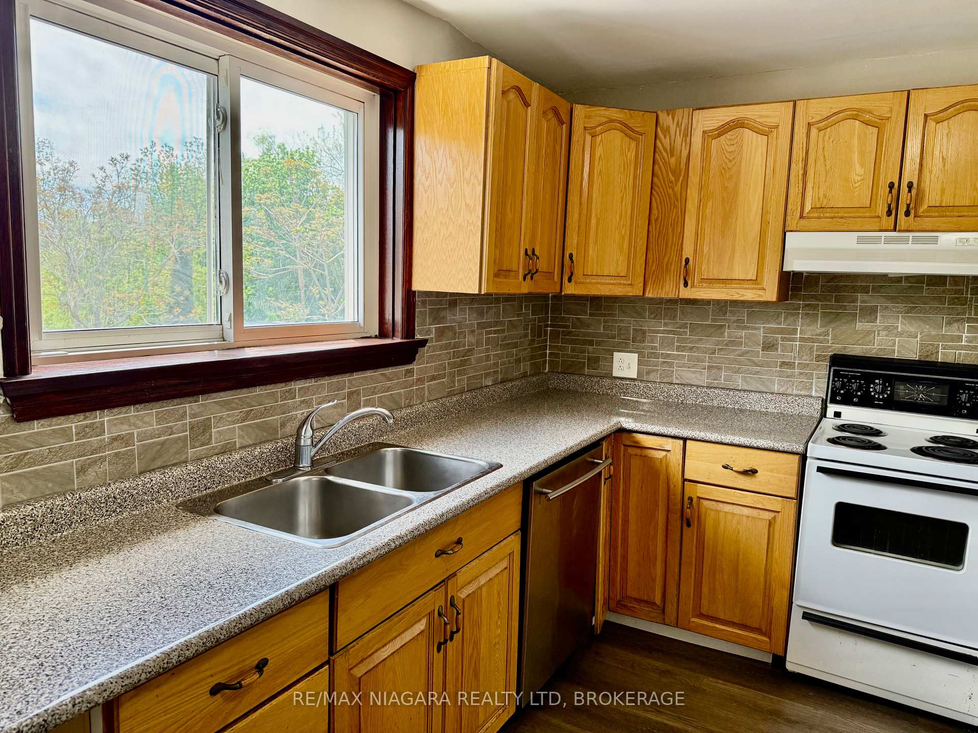 Photo 11 of Unit 4, 9 Riverview Boulevard, St. Catharines, Glendale/Glenridge — HOMEH
