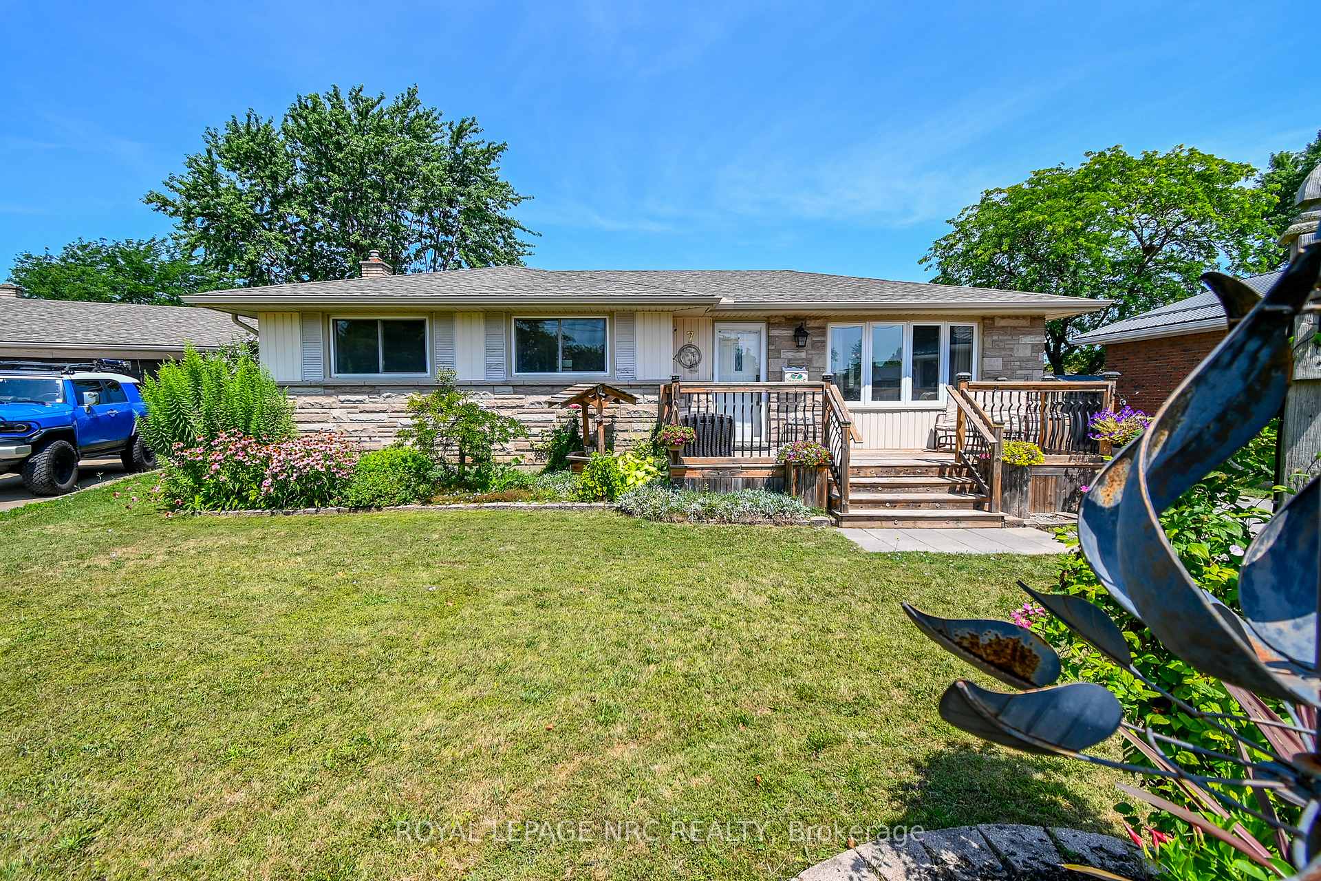 Photo 2 of 7 Greemore Court, St. Catharines, Carlton/Bunting — HOMEH