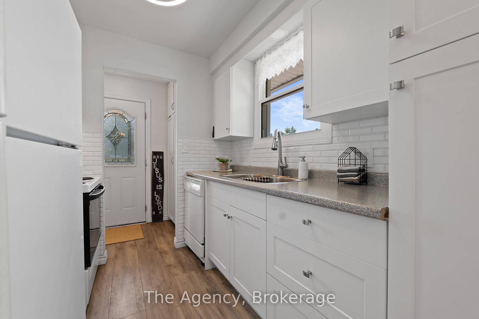 Photo 3 of 21 Loraine Drive, St. Catharines, Oakdale — HOMEH