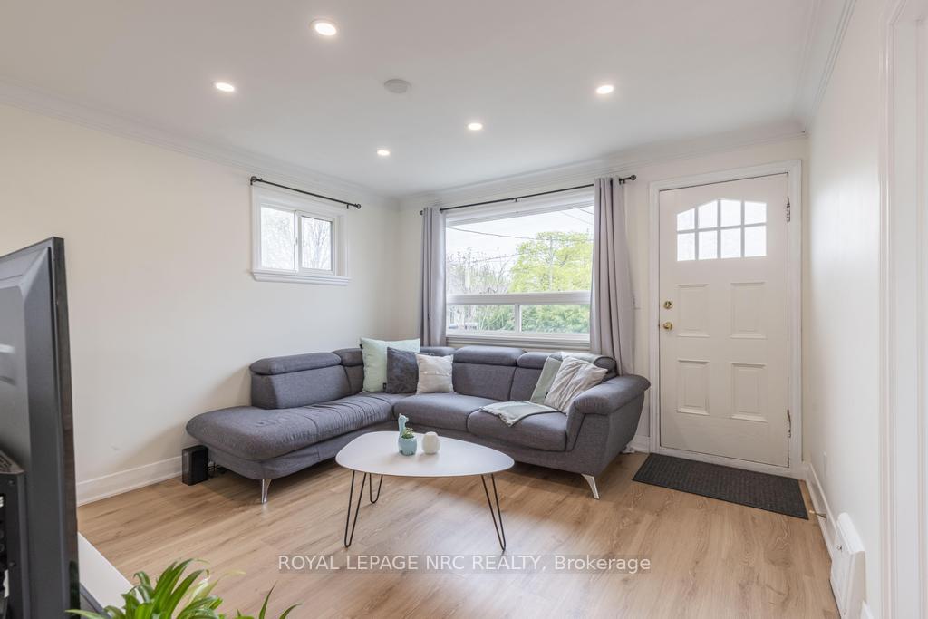 Photo 4 of 29 Hillview Road N, St. Catharines, Western Hill — HOMEH