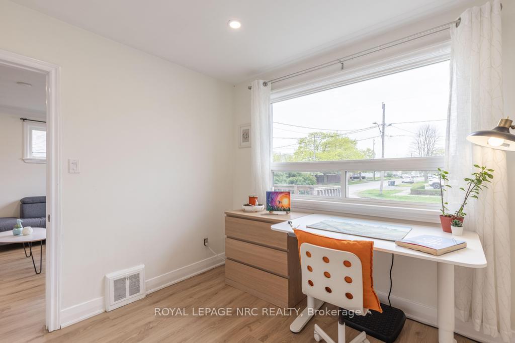 Photo 11 of 29 Hillview Road N, St. Catharines, Western Hill — HOMEH