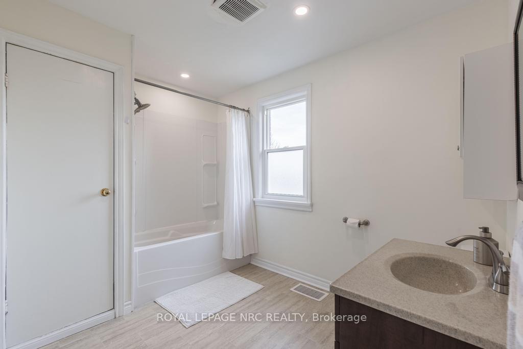Photo 12 of 29 Hillview Road N, St. Catharines, Western Hill — HOMEH