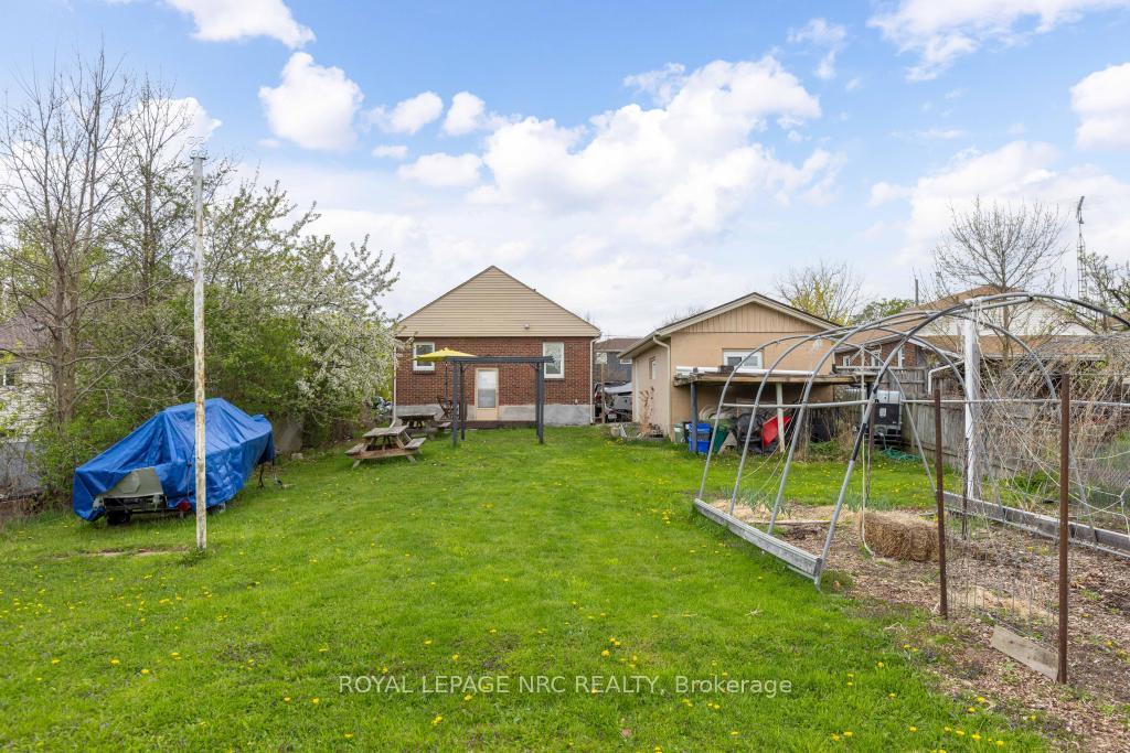Photo 15 of 29 Hillview Road N, St. Catharines, Western Hill — HOMEH