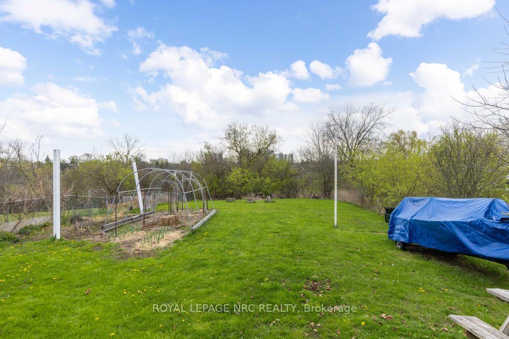 Photo 17 of 29 Hillview Road N, St. Catharines, Western Hill — HOMEH