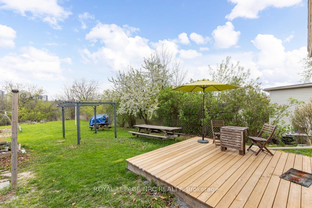 Photo 18 of 29 Hillview Road N, St. Catharines, Western Hill — HOMEH