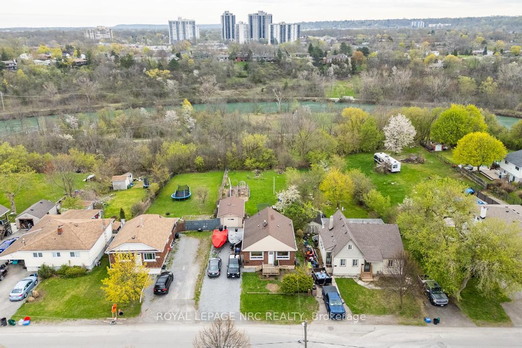 Photo 20 of 29 Hillview Road N, St. Catharines, Western Hill — HOMEH
