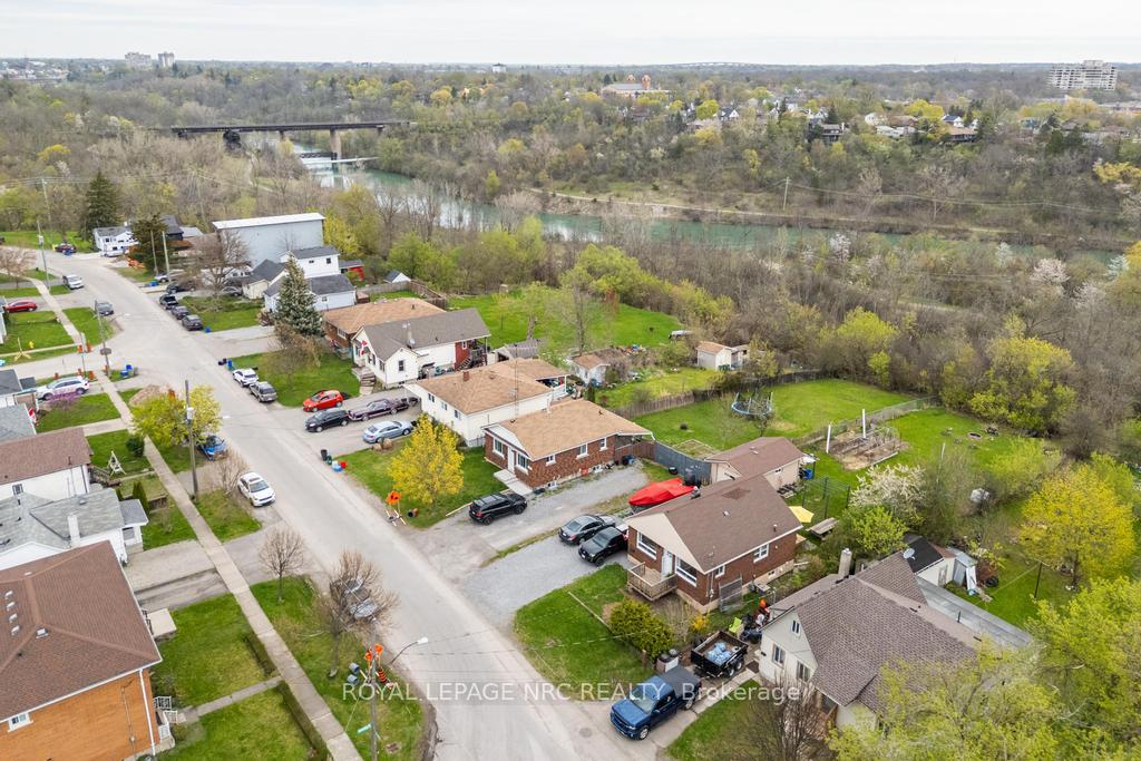 Photo 22 of 29 Hillview Road N, St. Catharines, Western Hill — HOMEH