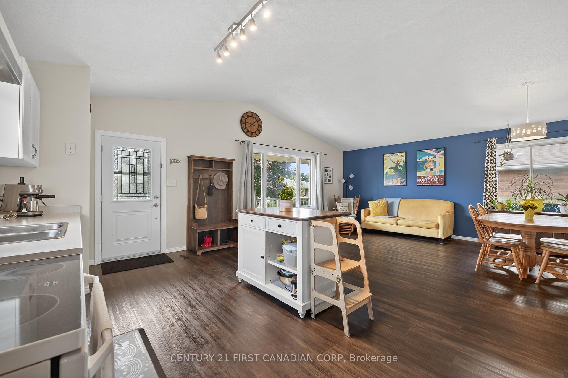 Photo 11 of 10 Rickwood Place, St. Thomas — HOMEH