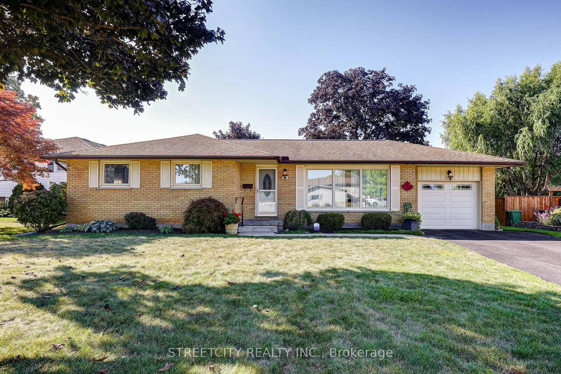 Photo 1 of 15 Ryerson Place, St. Thomas — HOMEH