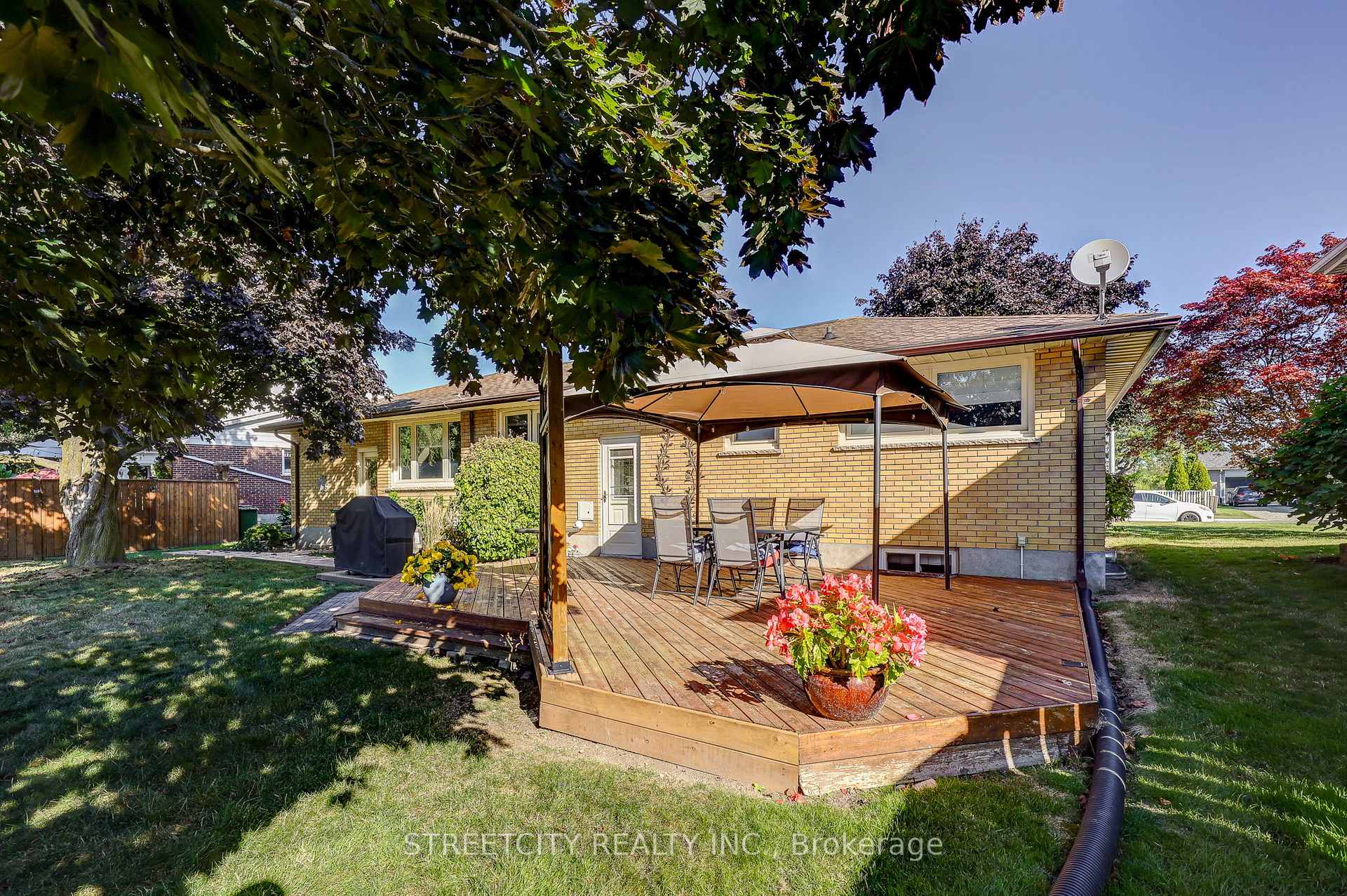 Photo 3 of 15 Ryerson Place, St. Thomas — HOMEH