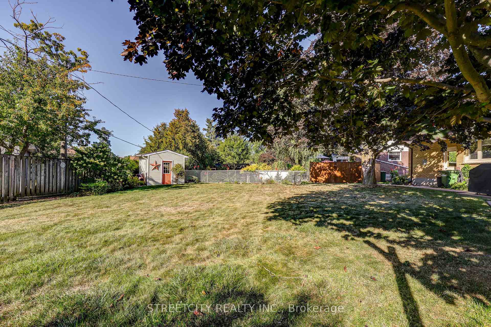 Photo 4 of 15 Ryerson Place, St. Thomas — HOMEH