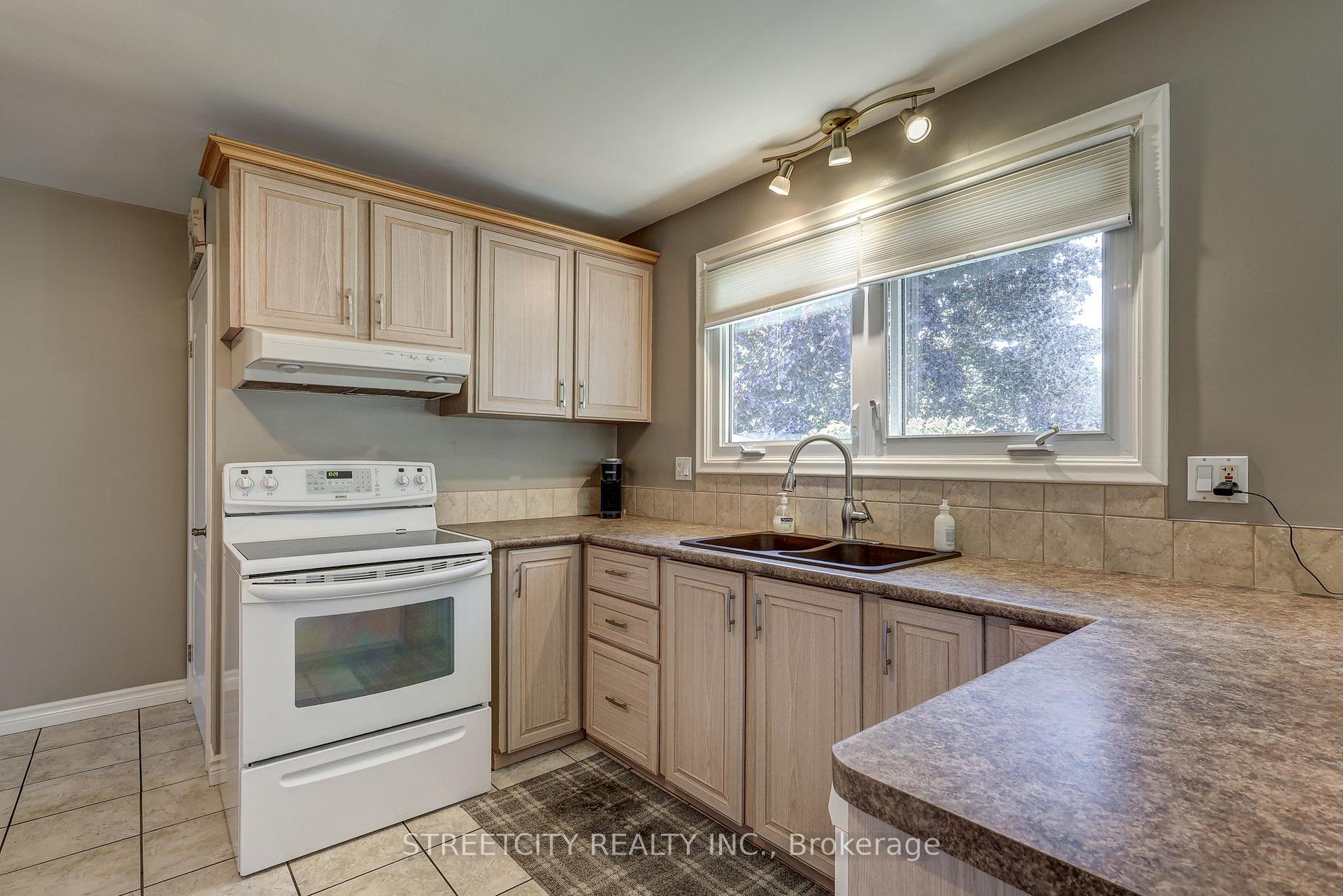 Photo 5 of 15 Ryerson Place, St. Thomas — HOMEH