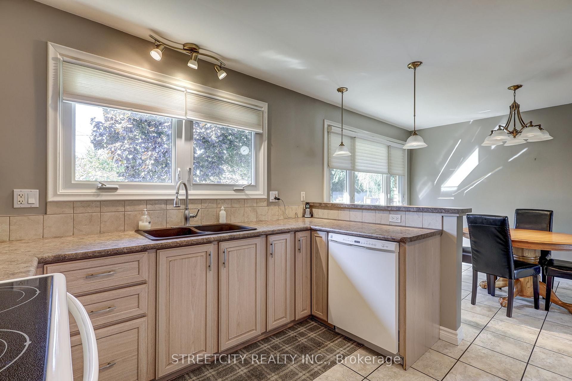 Photo 6 of 15 Ryerson Place, St. Thomas — HOMEH