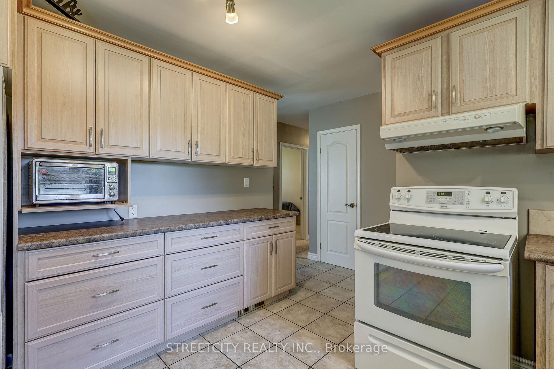 Photo 7 of 15 Ryerson Place, St. Thomas — HOMEH