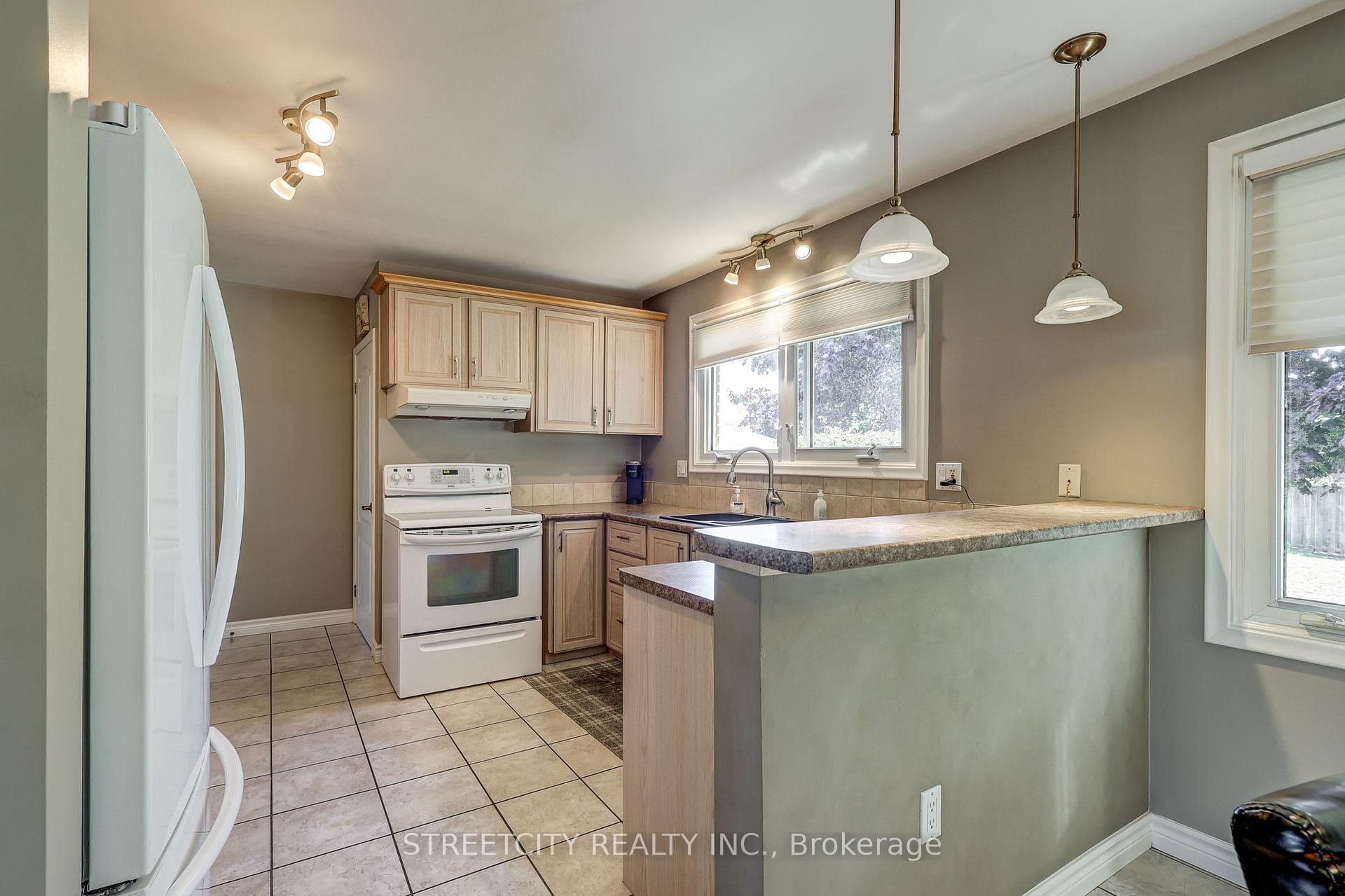 Photo 8 of 15 Ryerson Place, St. Thomas — HOMEH