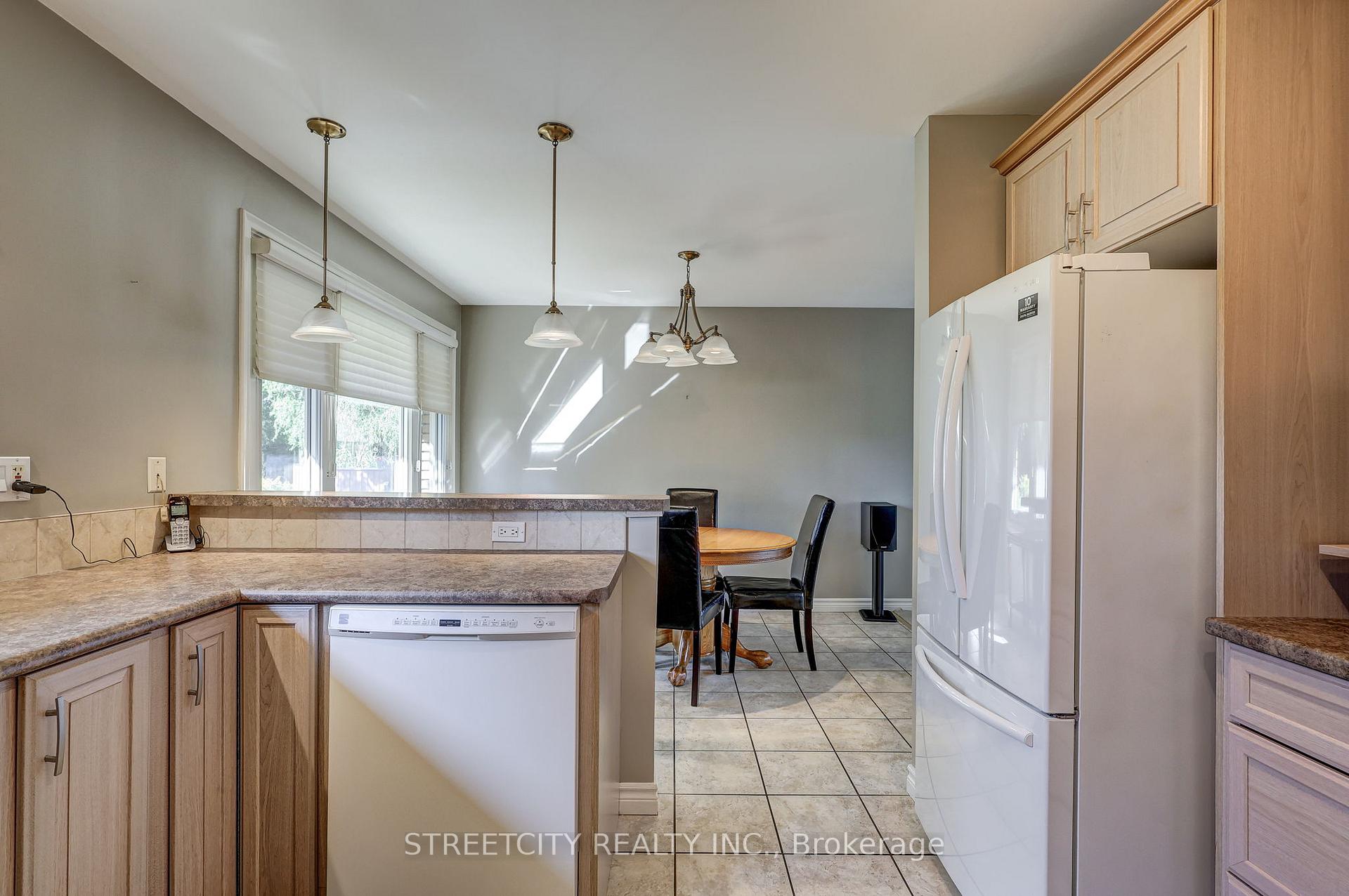Photo 9 of 15 Ryerson Place, St. Thomas — HOMEH