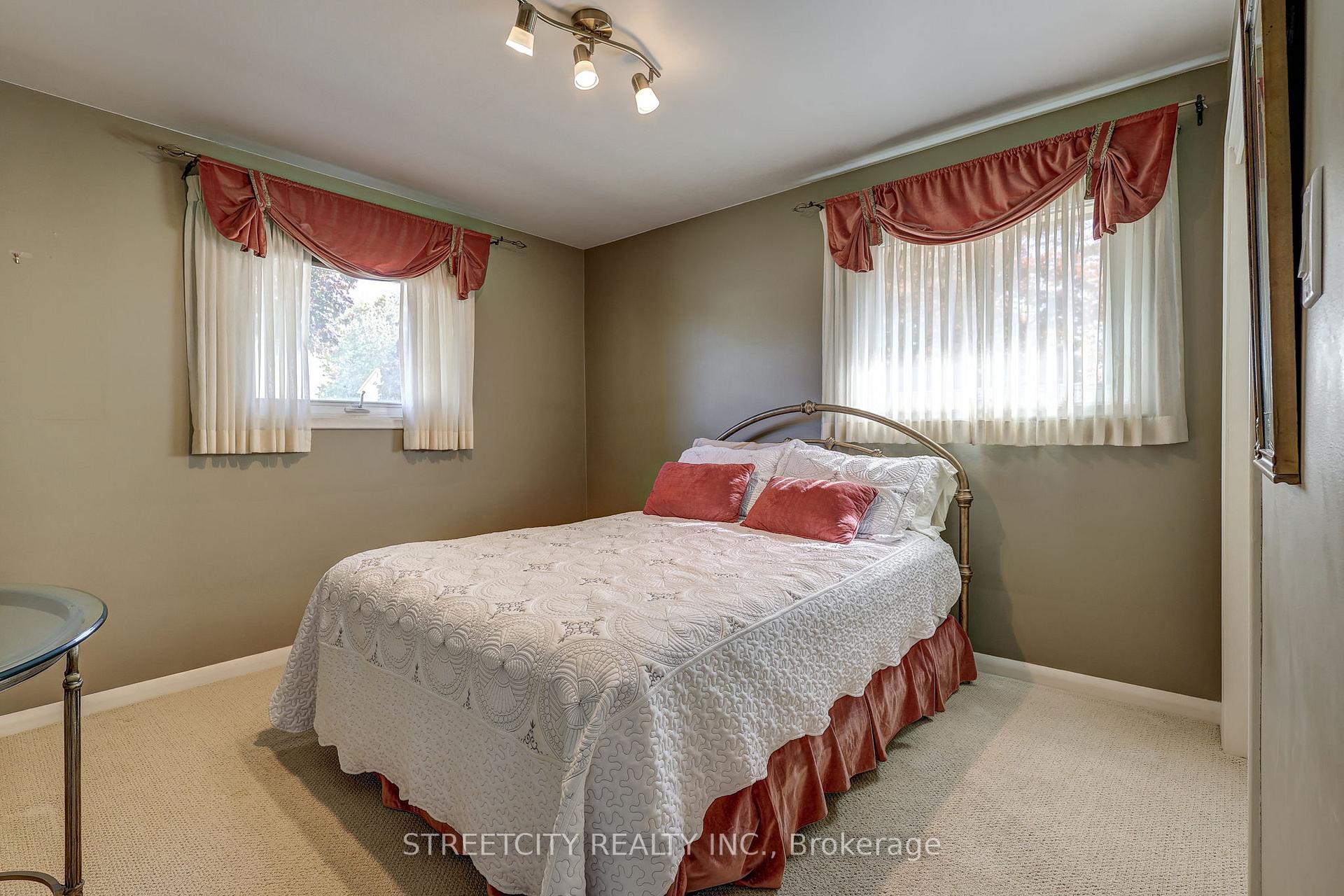 Photo 17 of 15 Ryerson Place, St. Thomas — HOMEH