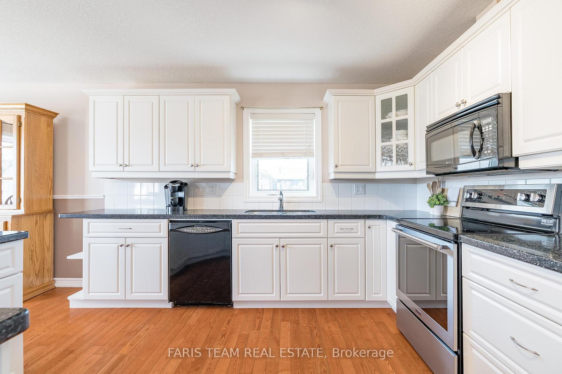 Photo 4 of 1032 Flos Road 4 E, Springwater, Phelpston — HOMEH