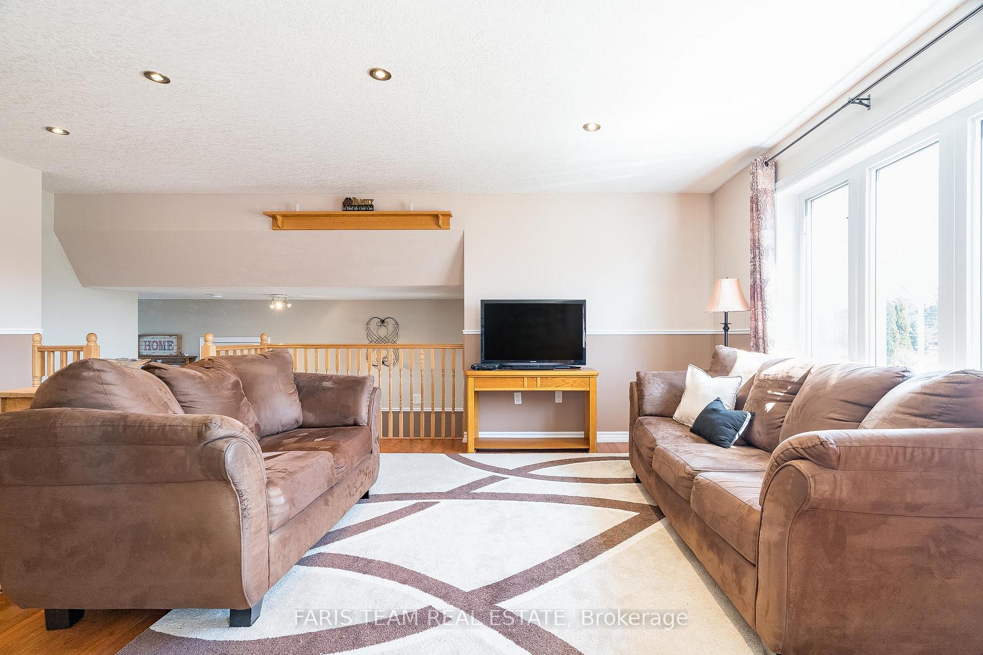 Photo 7 of 1032 Flos Road 4 E, Springwater, Phelpston — HOMEH