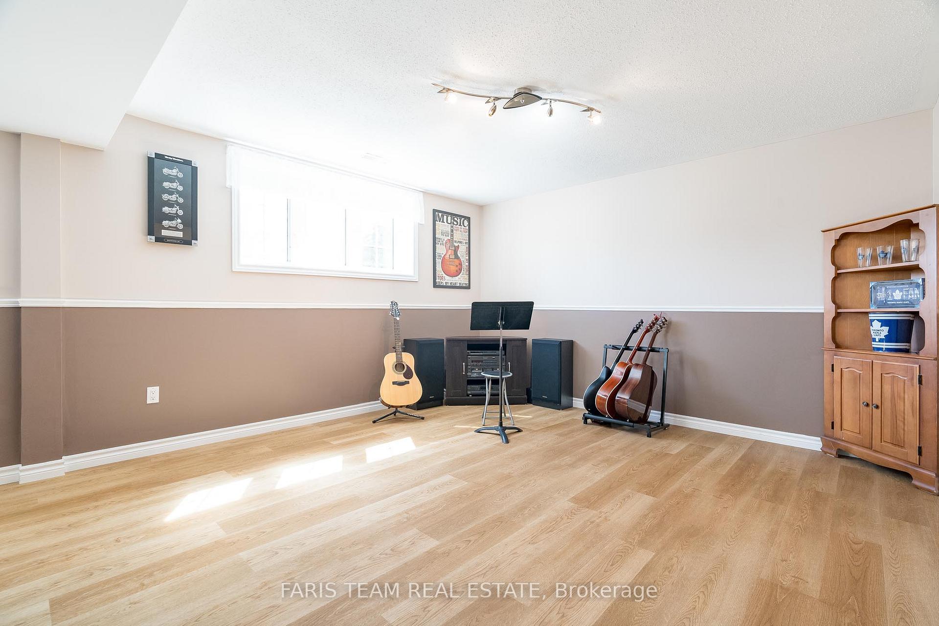 Photo 15 of 1032 Flos Road 4 E, Springwater, Phelpston — HOMEH