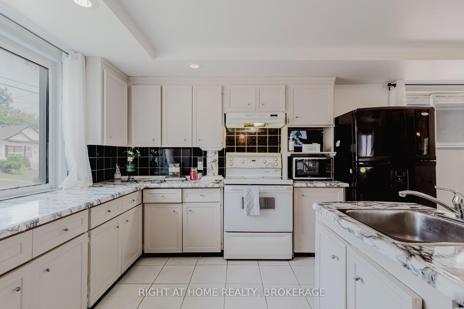 Photo 5 of 12 Elberta Street, St. Catharines, Facer — HOMEH