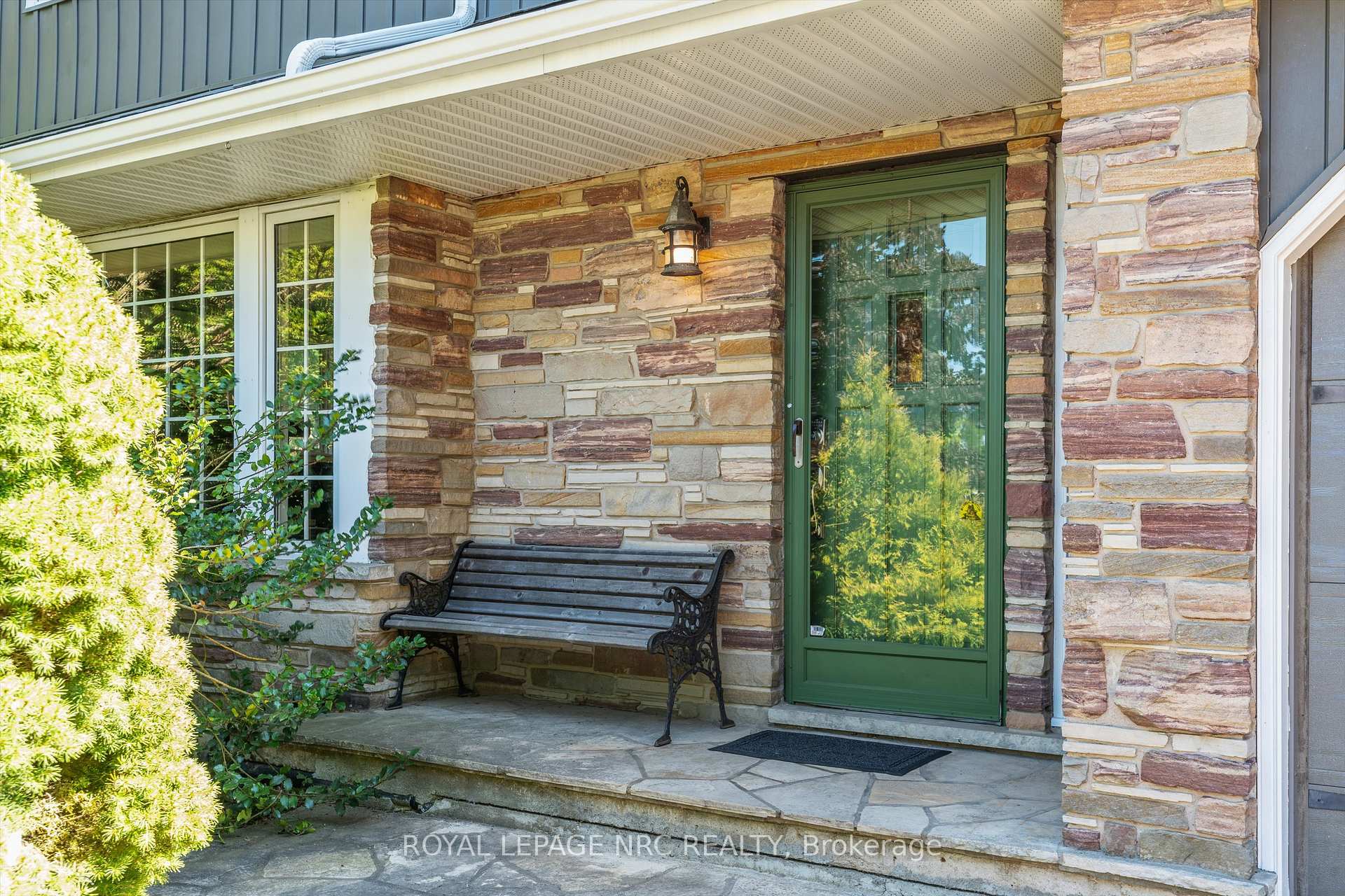 Photo 4 of 1458 Eighth Avenue, St. Catharines, Rural Eighth — HOMEH