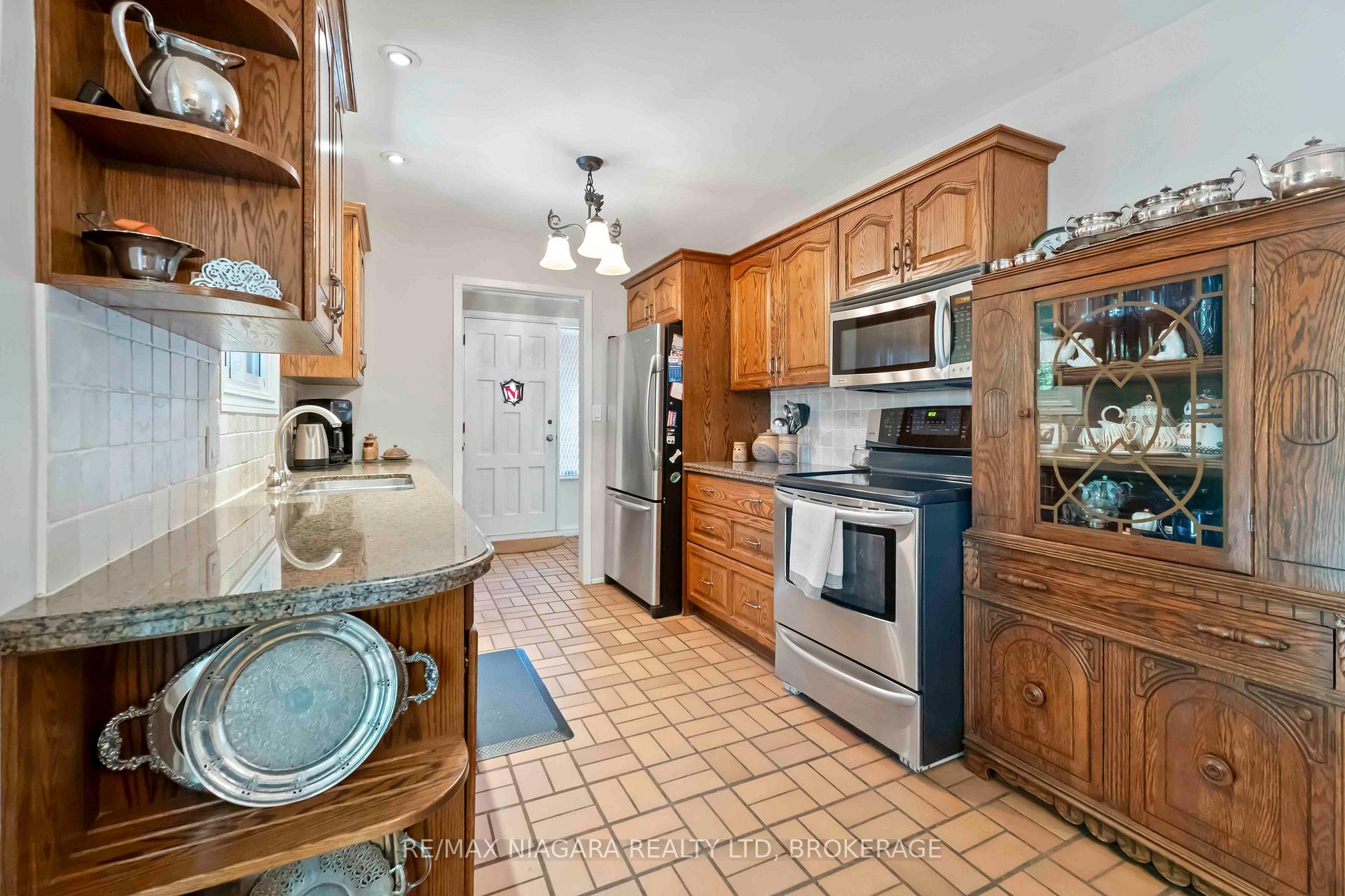 Photo 10 of 2 Jellicoe Drive, St. Catharines, Lakeshore — HOMEH