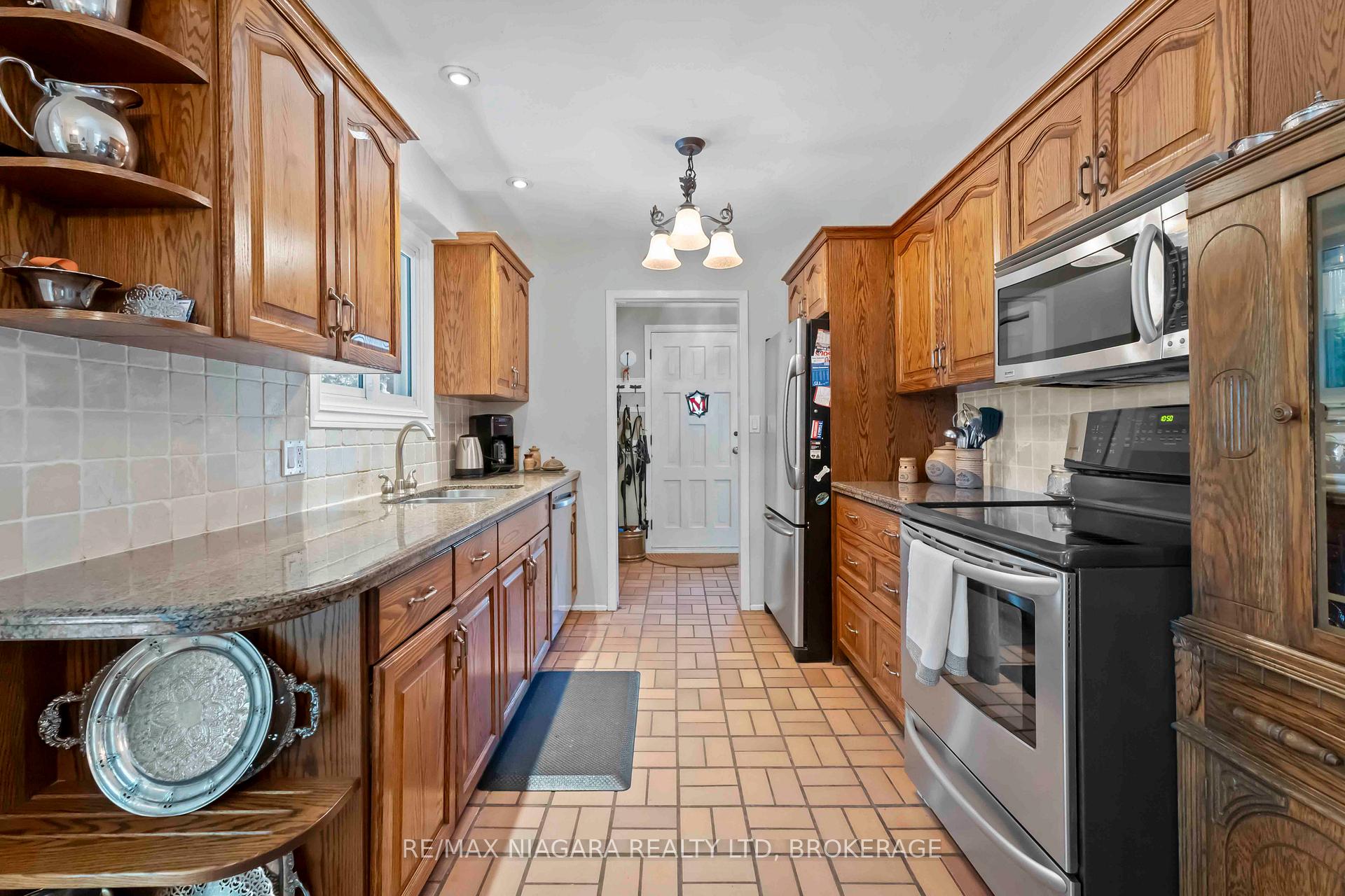 Photo 11 of 2 Jellicoe Drive, St. Catharines, Lakeshore — HOMEH