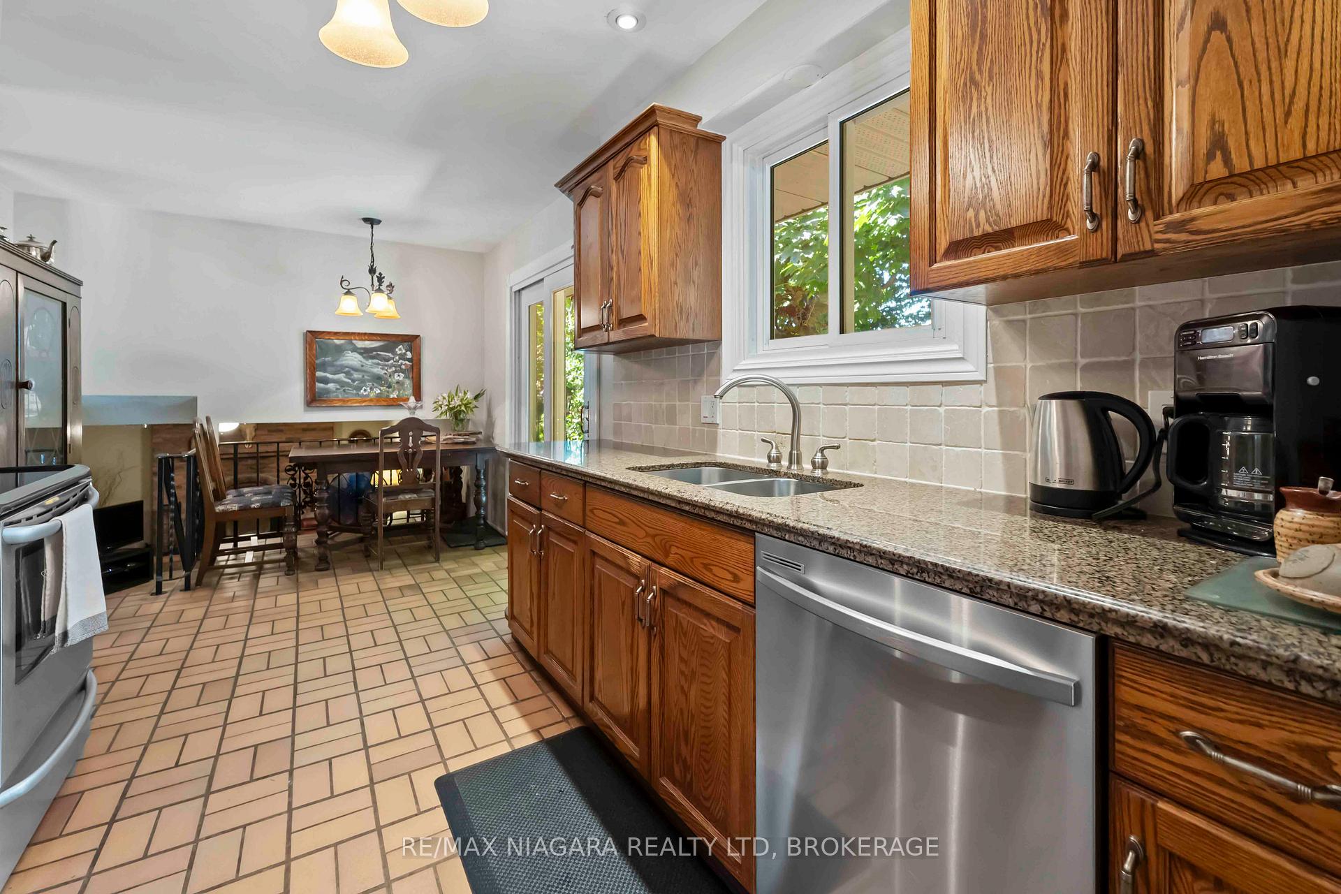 Photo 12 of 2 Jellicoe Drive, St. Catharines, Lakeshore — HOMEH