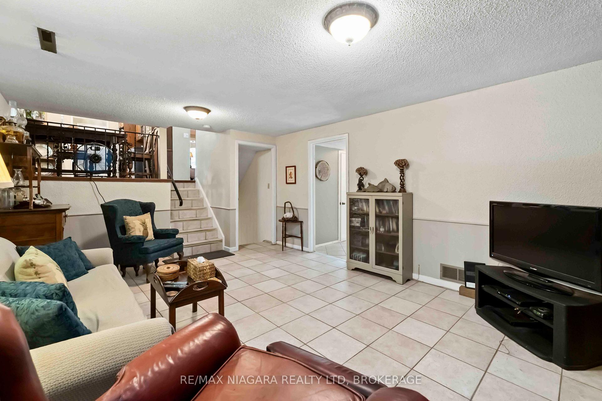 Photo 19 of 2 Jellicoe Drive, St. Catharines, Lakeshore — HOMEH