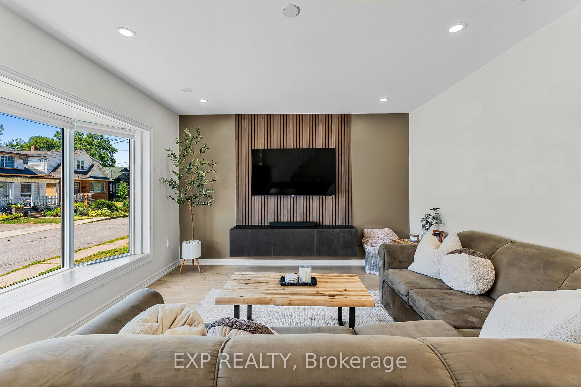 Photo 4 of 18 Elberta Street, St. Catharines, Facer — HOMEH