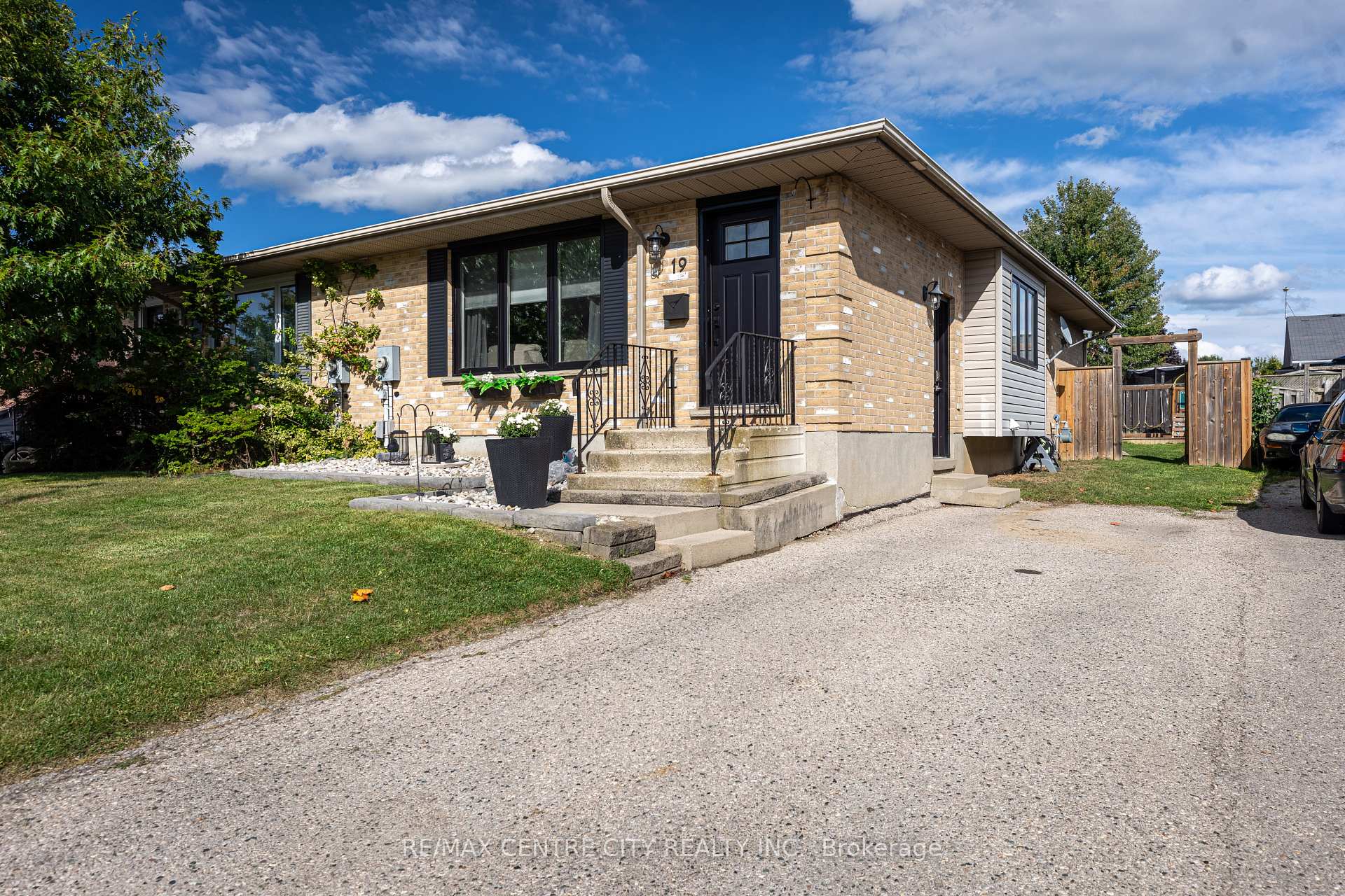 Photo 1 of 19 Carrie Crescent, St. Thomas — HOMEH