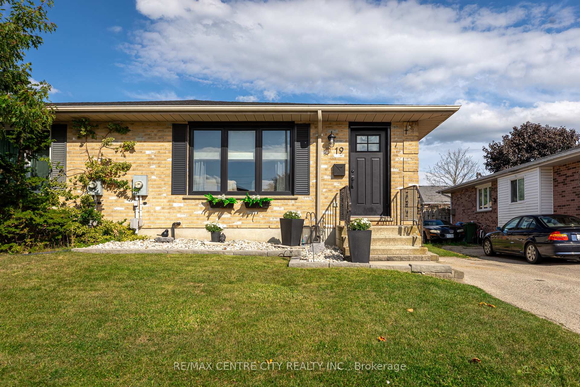 Photo 2 of 19 Carrie Crescent, St. Thomas — HOMEH