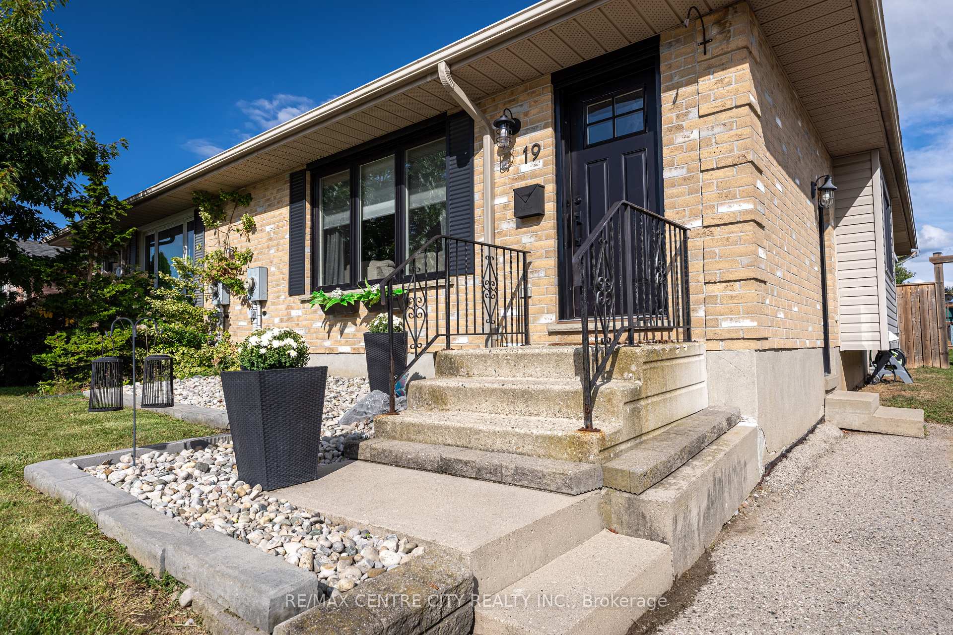 Photo 3 of 19 Carrie Crescent, St. Thomas — HOMEH