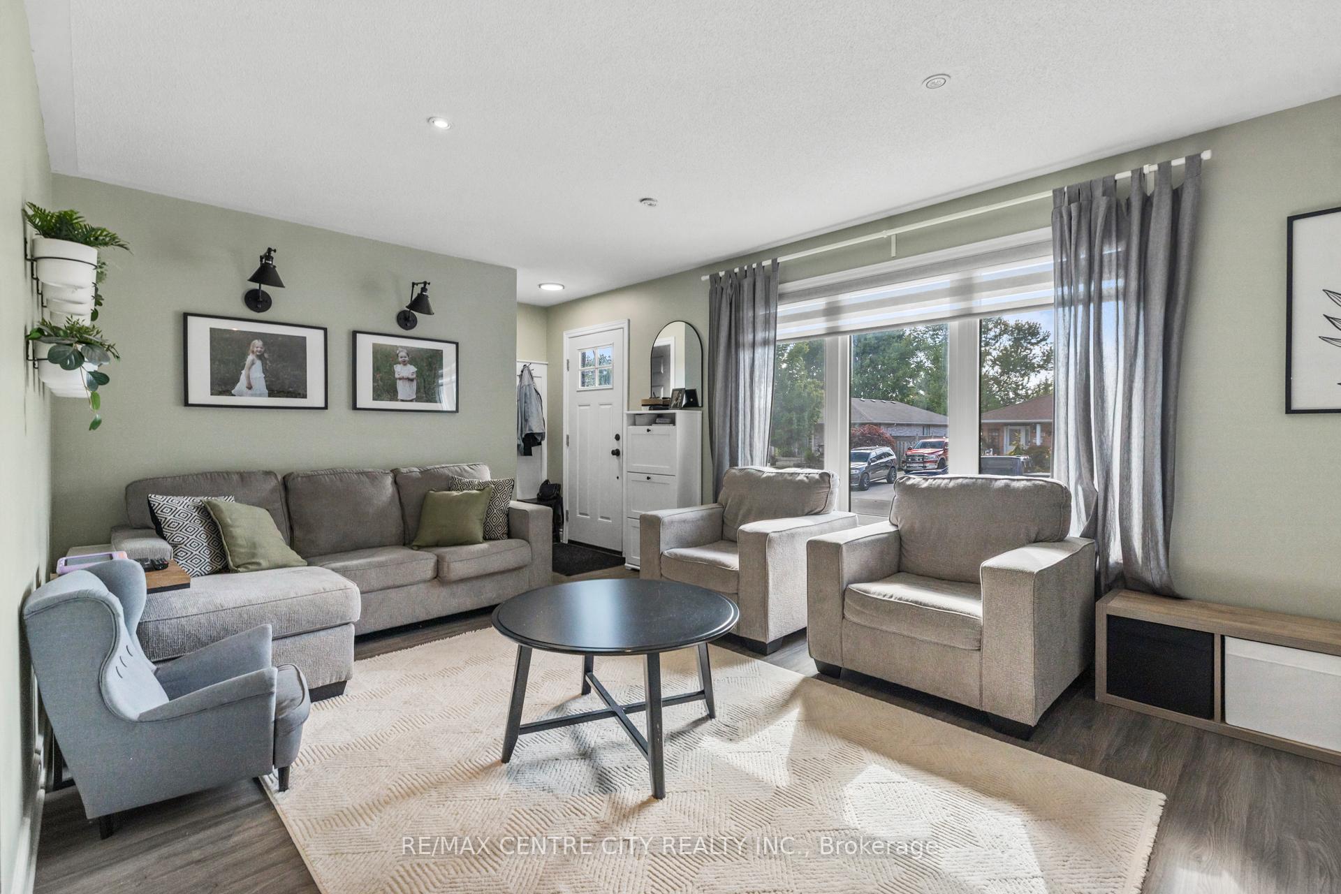 Photo 4 of 19 Carrie Crescent, St. Thomas — HOMEH