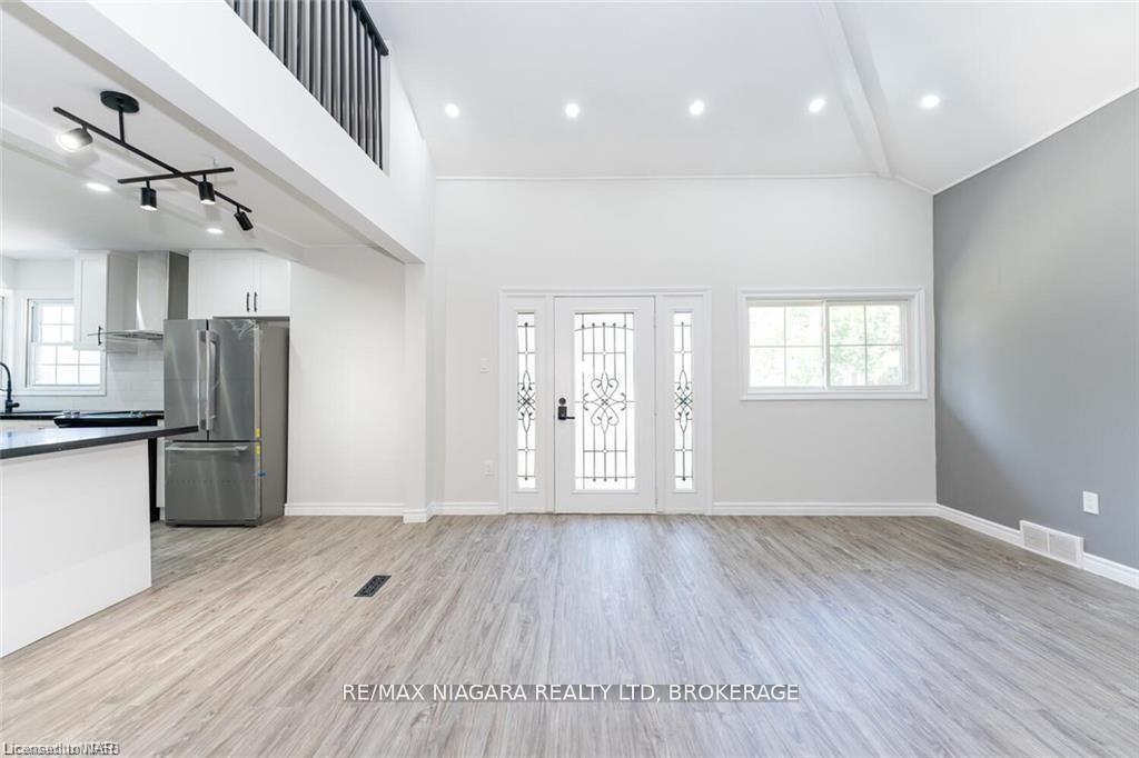 Photo 2 of 25 Meadowvale Drive, St. Catharines, Lakeport — HOMEH
