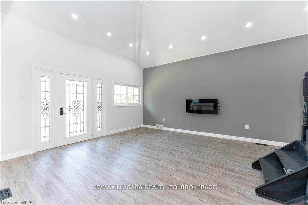 Photo 3 of 25 Meadowvale Drive, St. Catharines, Lakeport — HOMEH