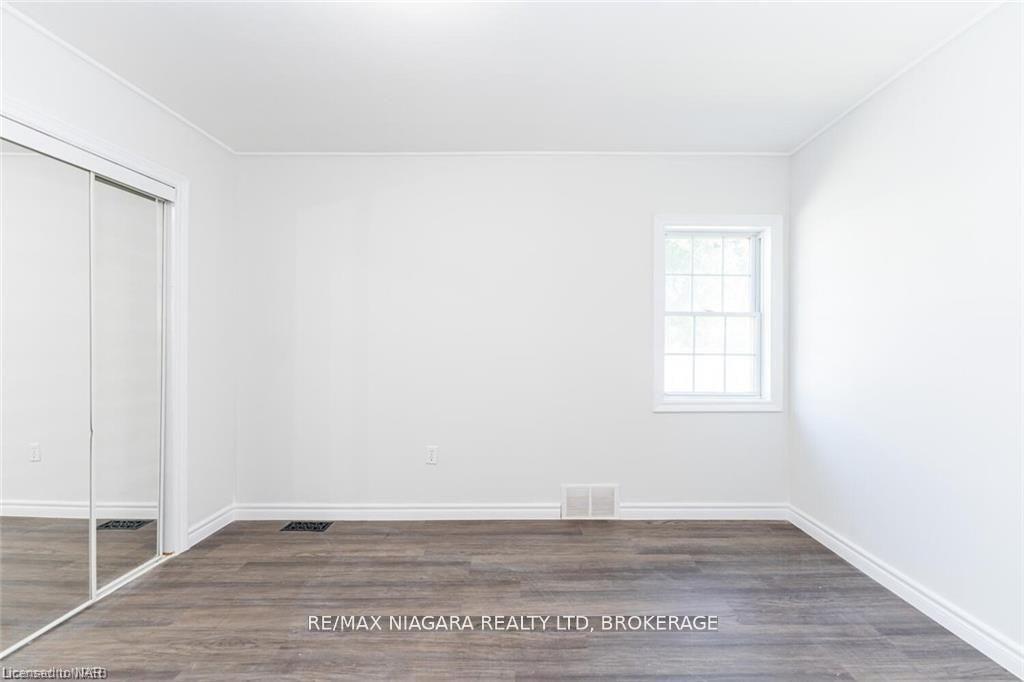 Photo 8 of 25 Meadowvale Drive, St. Catharines, Lakeport — HOMEH