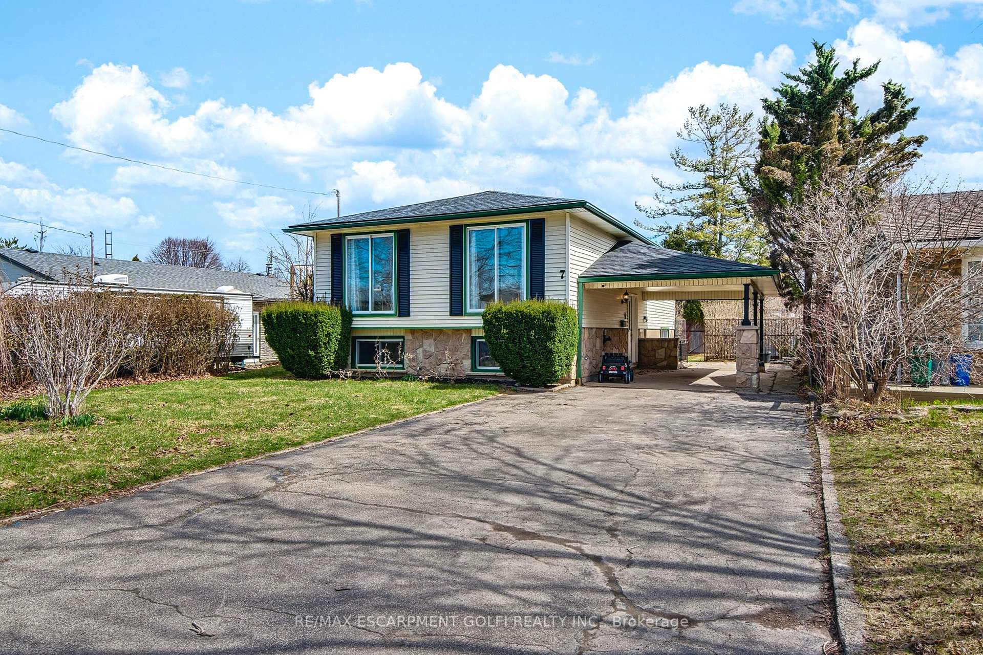 Photo 3 of 7 Centennial Drive, St. Catharines, Lakeport — HOMEH