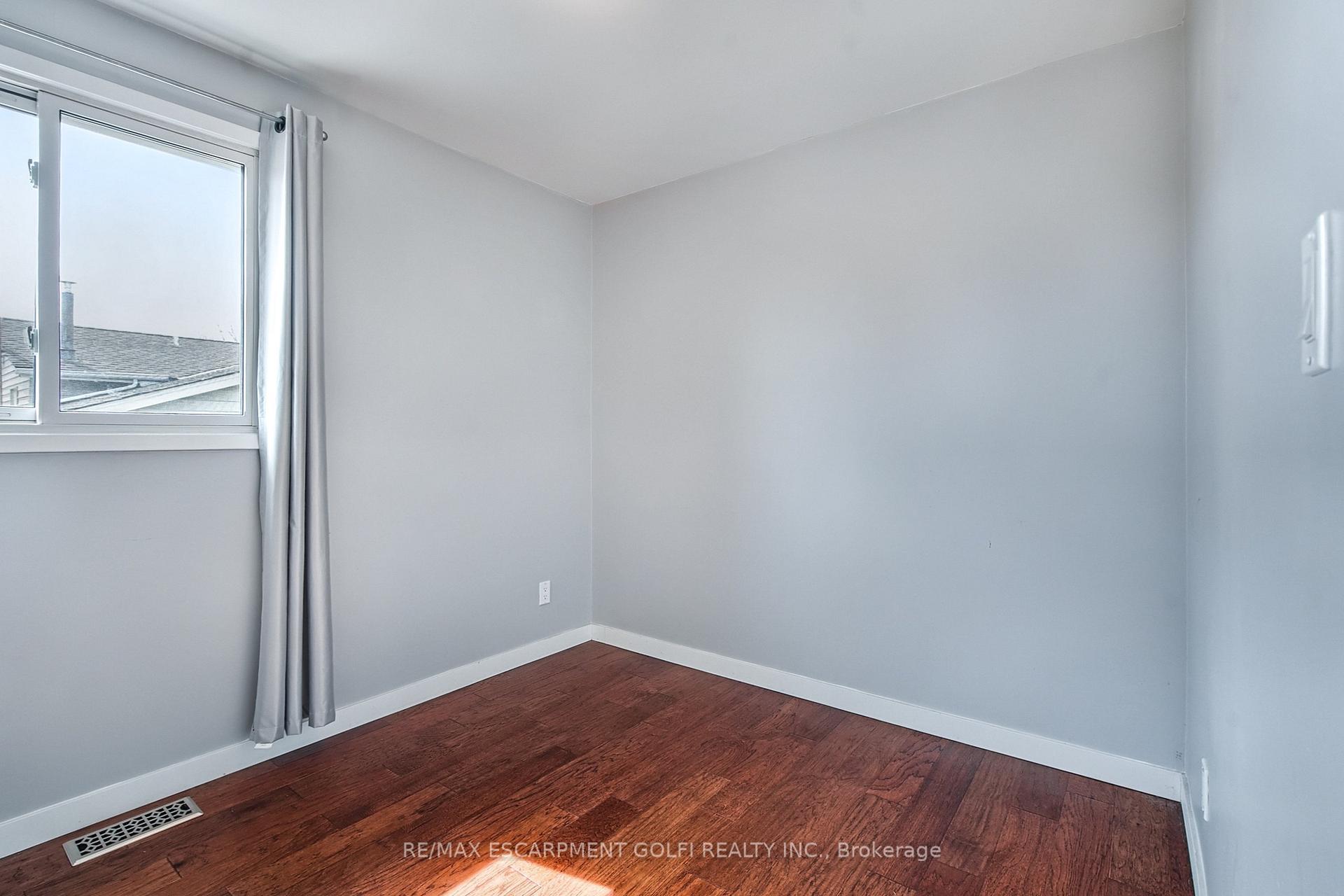 Photo 6 of 7 Centennial Drive, St. Catharines, Lakeport — HOMEH