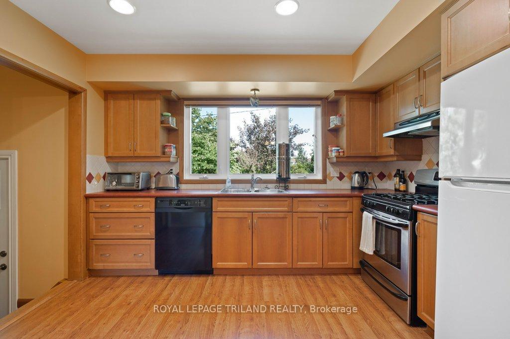 Photo 4 of 16 Thompson Avenue, St. Thomas — HOMEH
