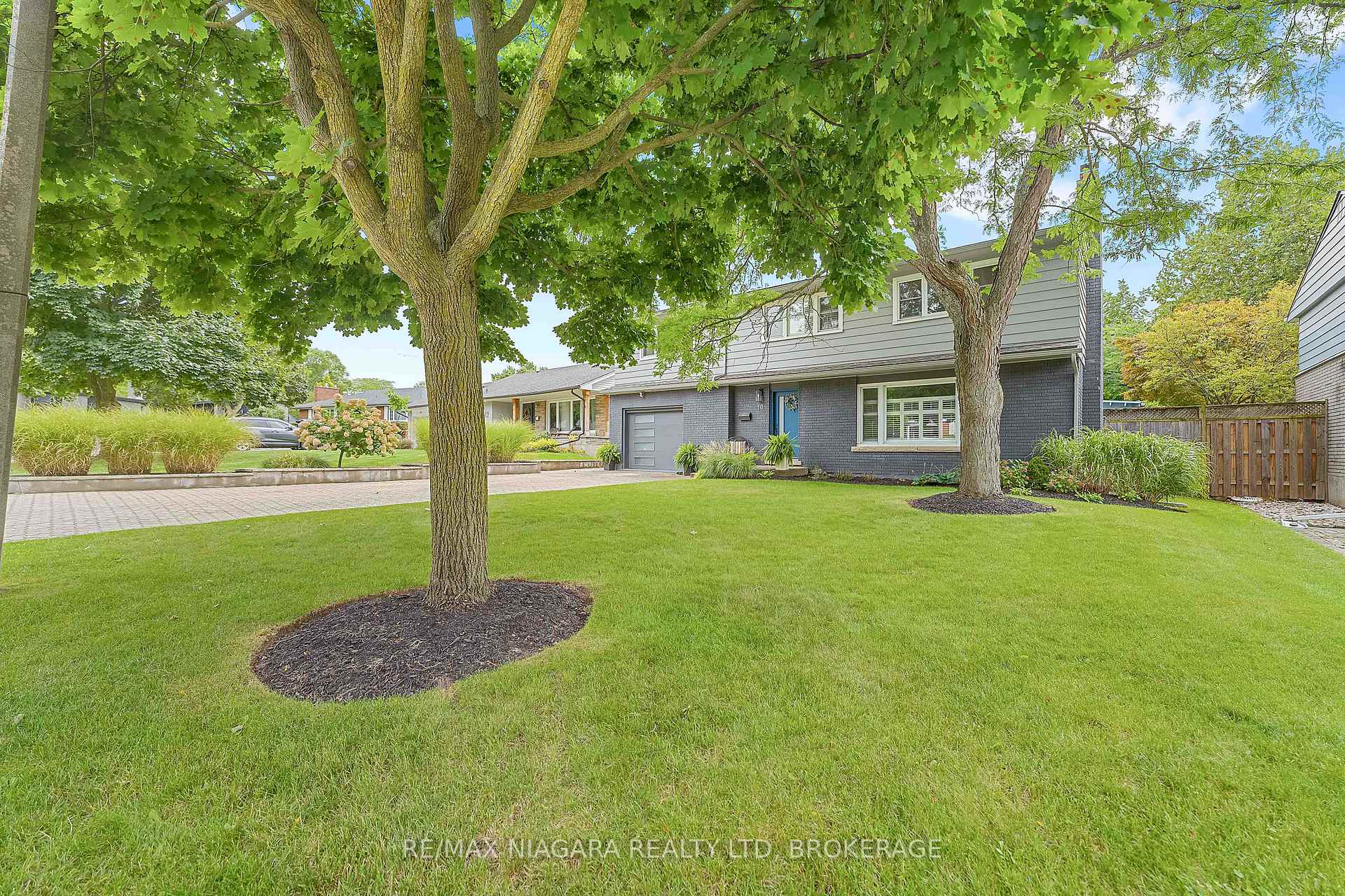 Photo 3 of 10 Shepherds Circle, St. Catharines, Glendale/Glenridge — HOMEH