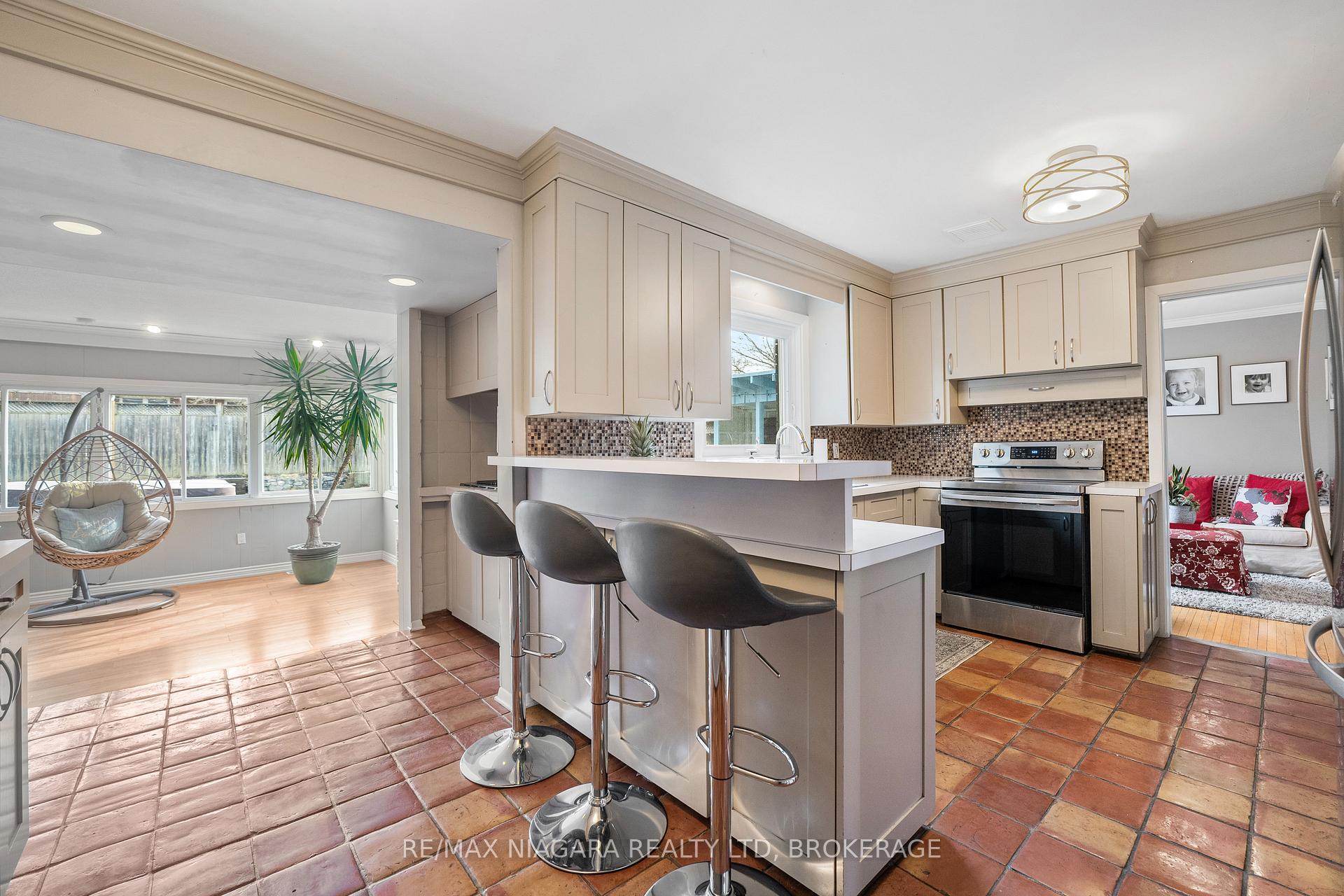 Photo 10 of 10 Shepherds Circle, St. Catharines, Glendale/Glenridge — HOMEH