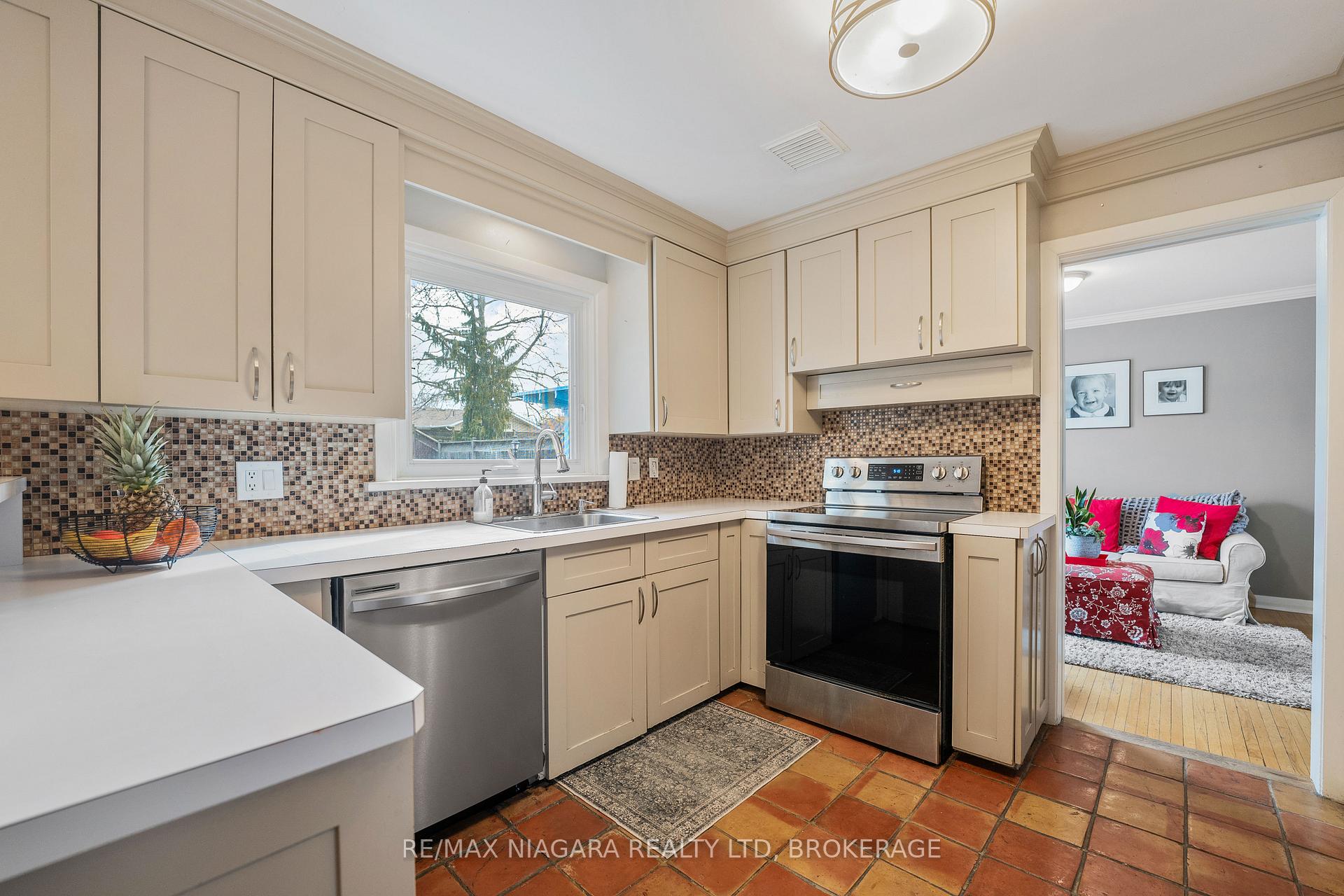 Photo 11 of 10 Shepherds Circle, St. Catharines, Glendale/Glenridge — HOMEH