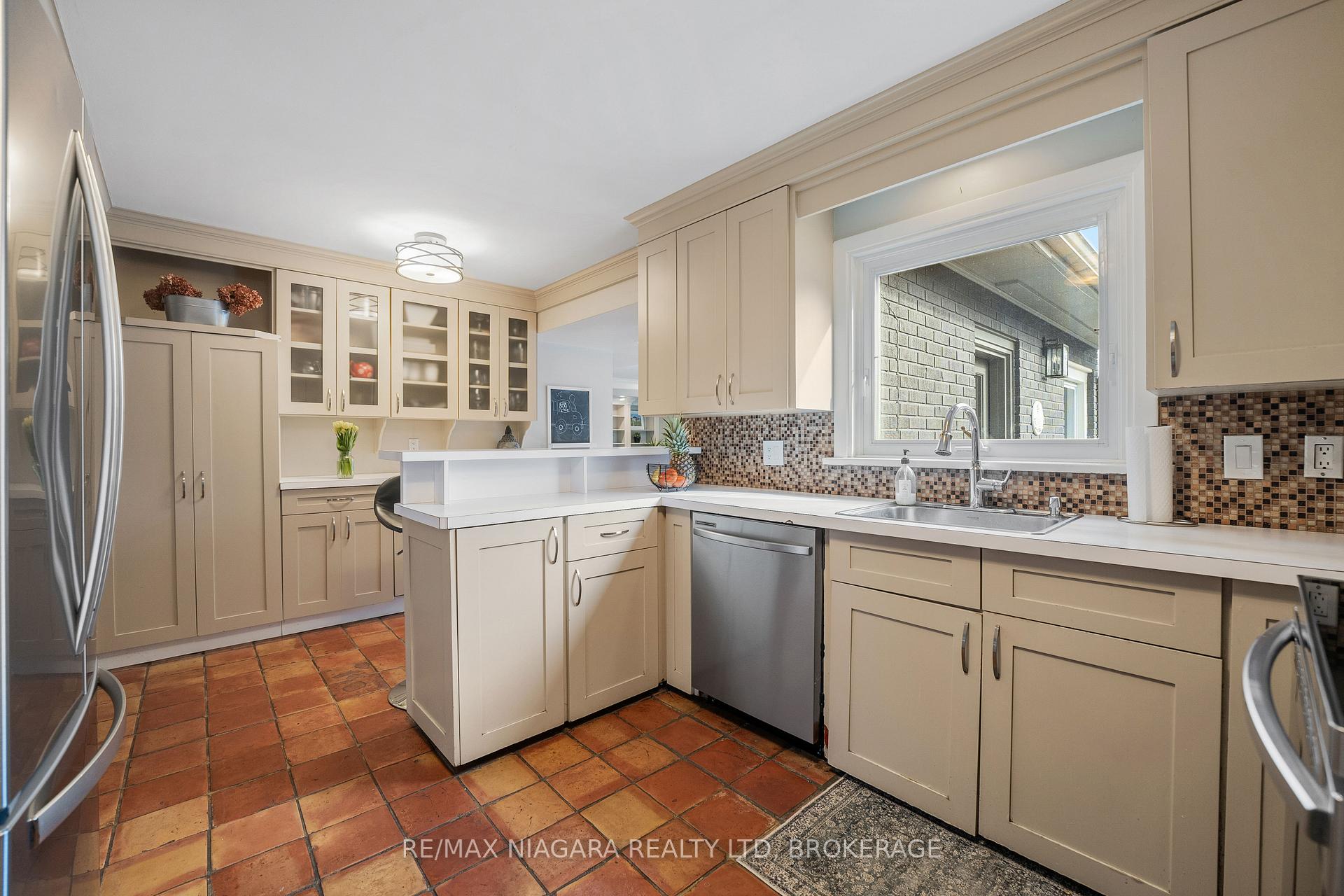 Photo 12 of 10 Shepherds Circle, St. Catharines, Glendale/Glenridge — HOMEH